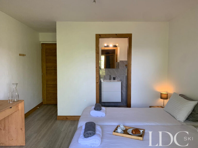 Bedroom with adjoining en-suite shower room at Chalet Edelweiss