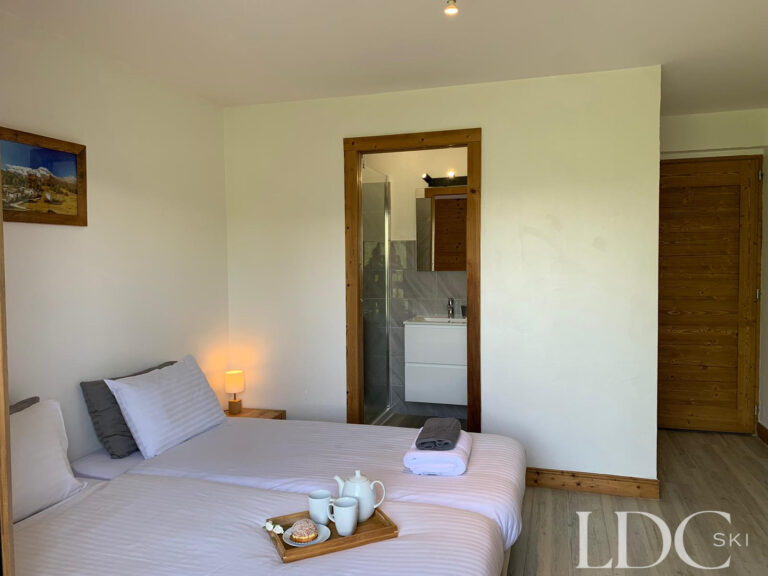 Double bedroom with adjoining en-suite bathroom at Chalet Edelweiss in Les Coches