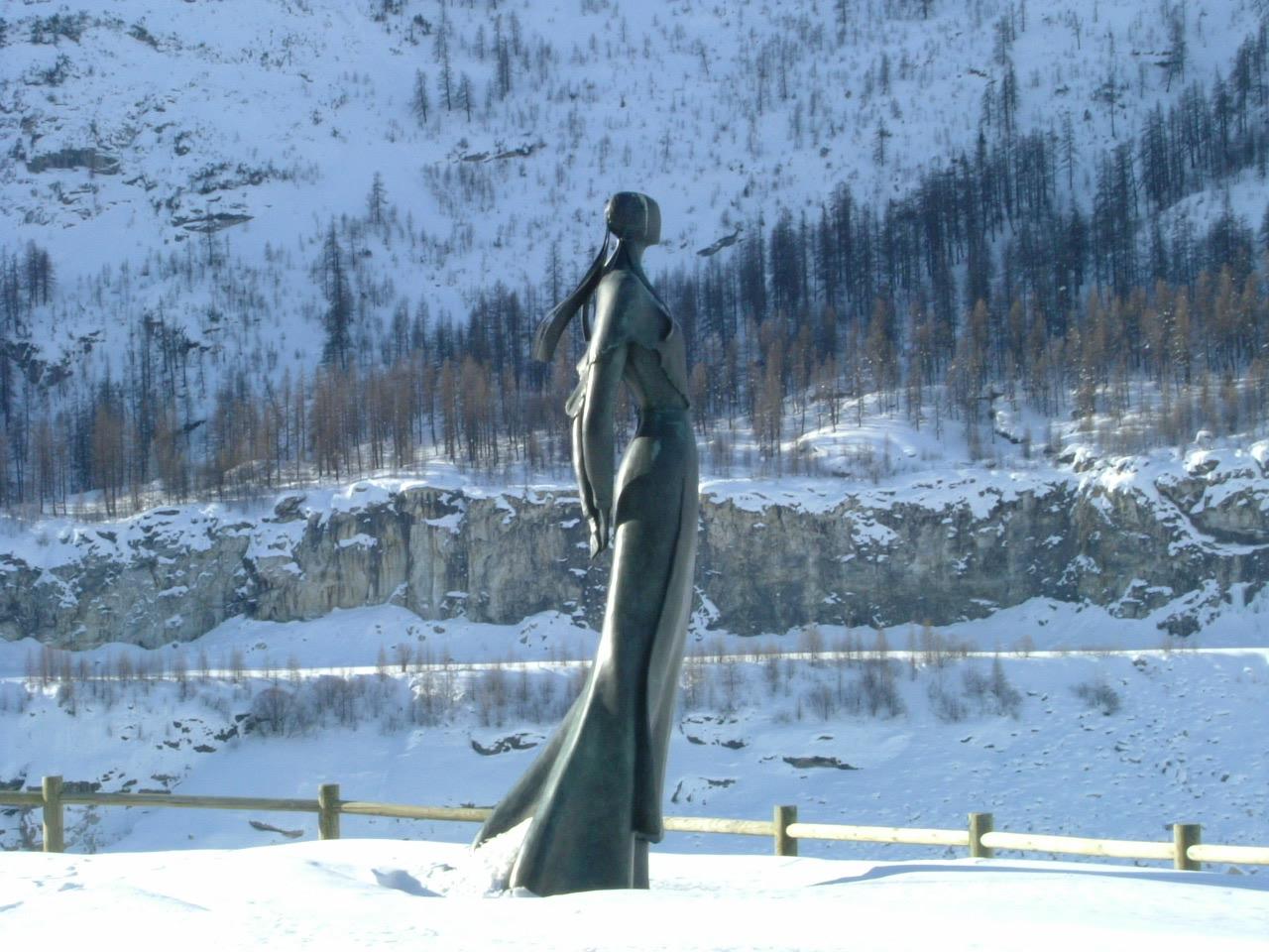 La Dame du Lac sculpture overlooking Lac du Chevril near Tignes