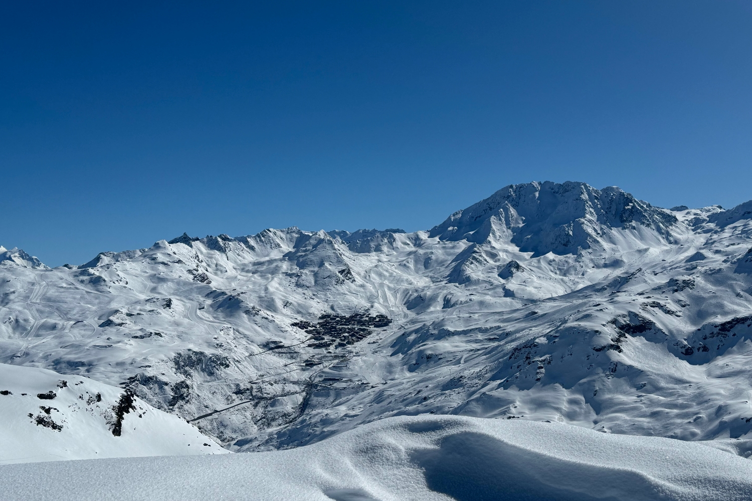Val Thorens ski resort surrounded by snow-covered mountains
