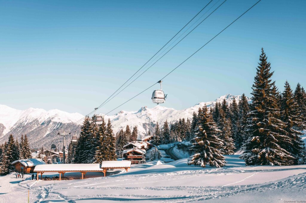 Jardin Alpin gondola crossing the snowy slopes of Courchevel 1850. © Courchevel Tourisme