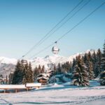 Jardin Alpin gondola crossing the snowy slopes of Courchevel 1850. © Courchevel Tourisme