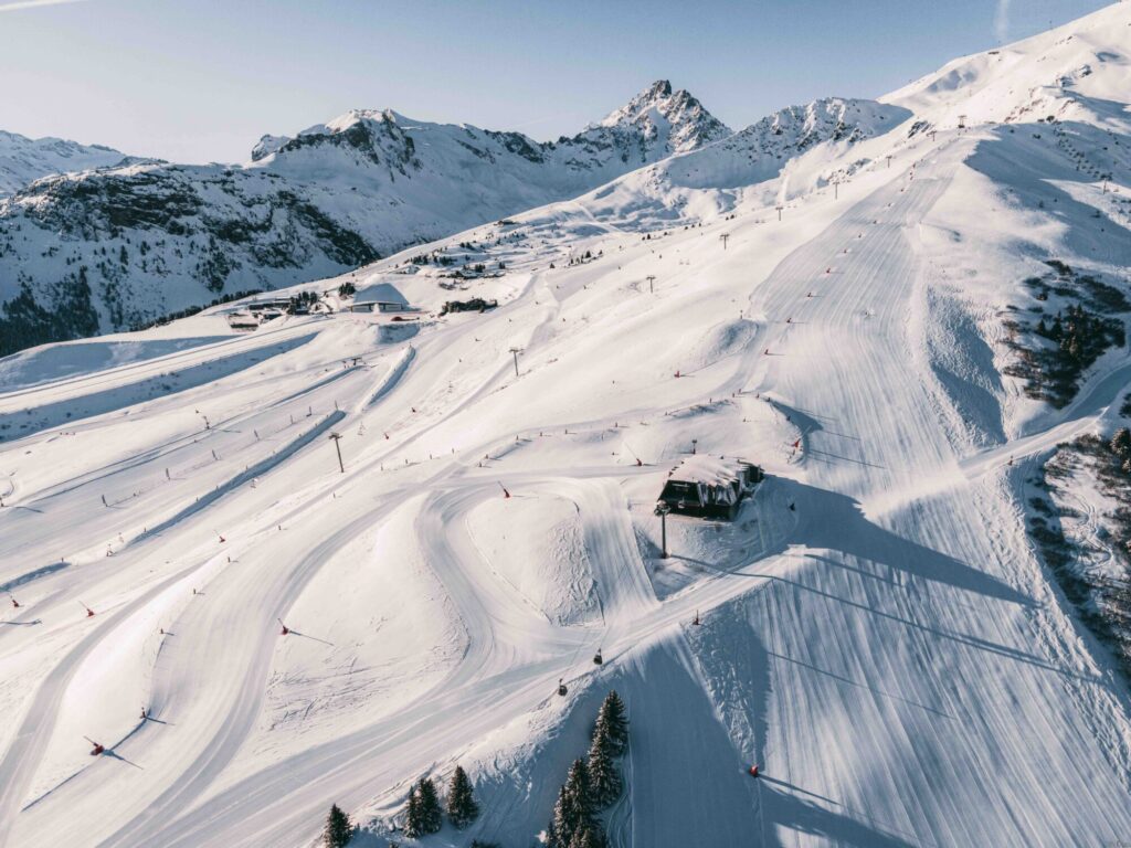 Aerial winter view across the ski slopes around the Altiport and Pralong in Courchevel 1850. © Un Duo.