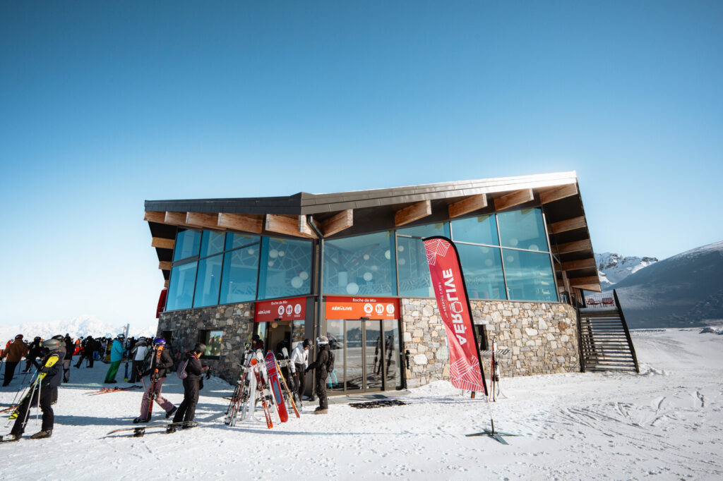 Belle Plagne lift station beside the snowy ski slopes – © Yann Allegre / SAP / La Plagne