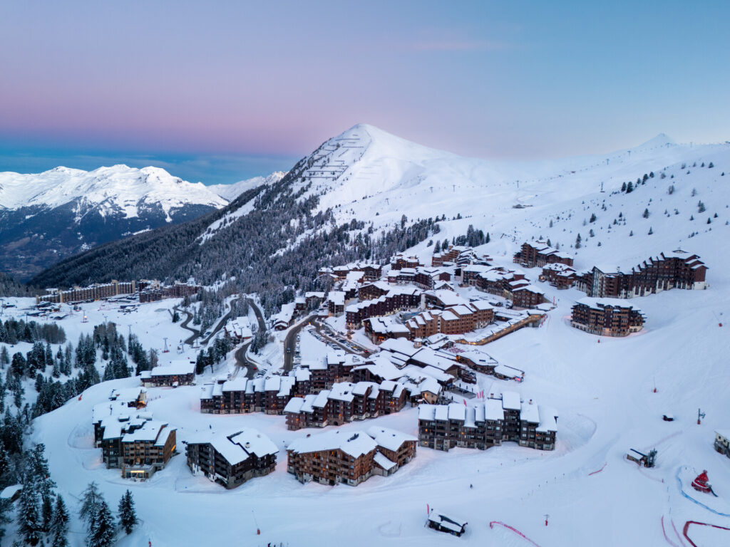 Panoramic winter view across Belle Plagne and its surrounding ski slopes – © Brendan Le Peru / La Plagne