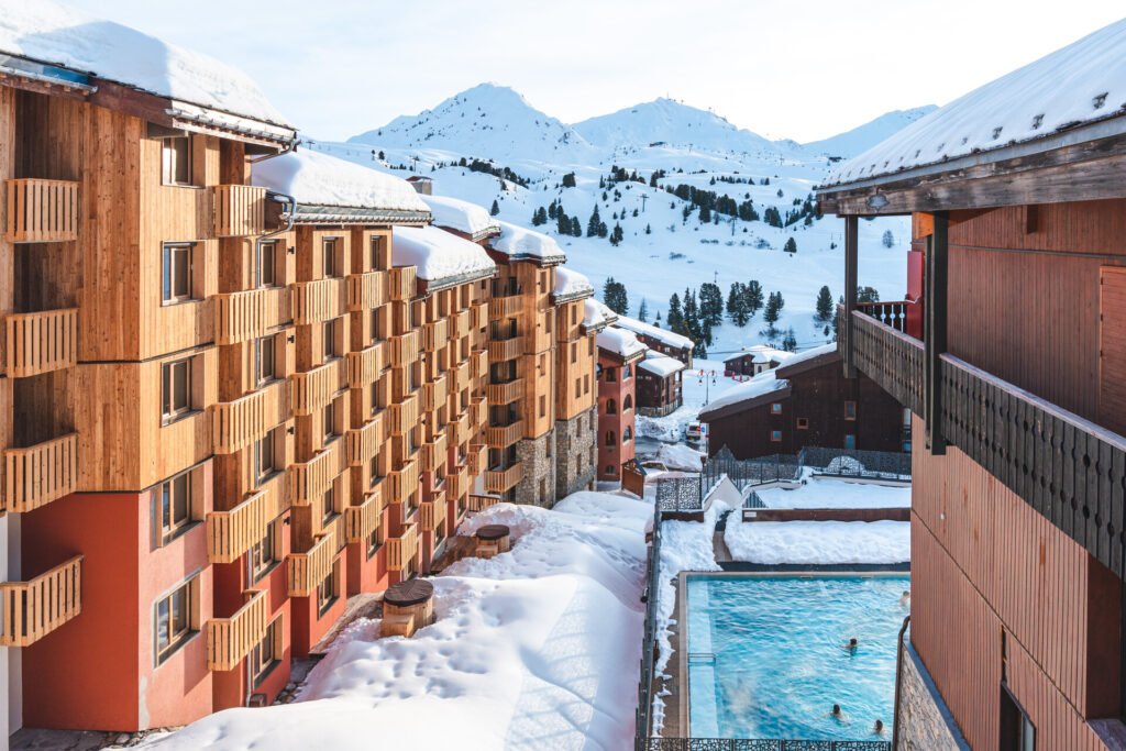 Snow-covered rooftops and mountain views in Belle Plagne – © La Plagne / JYM