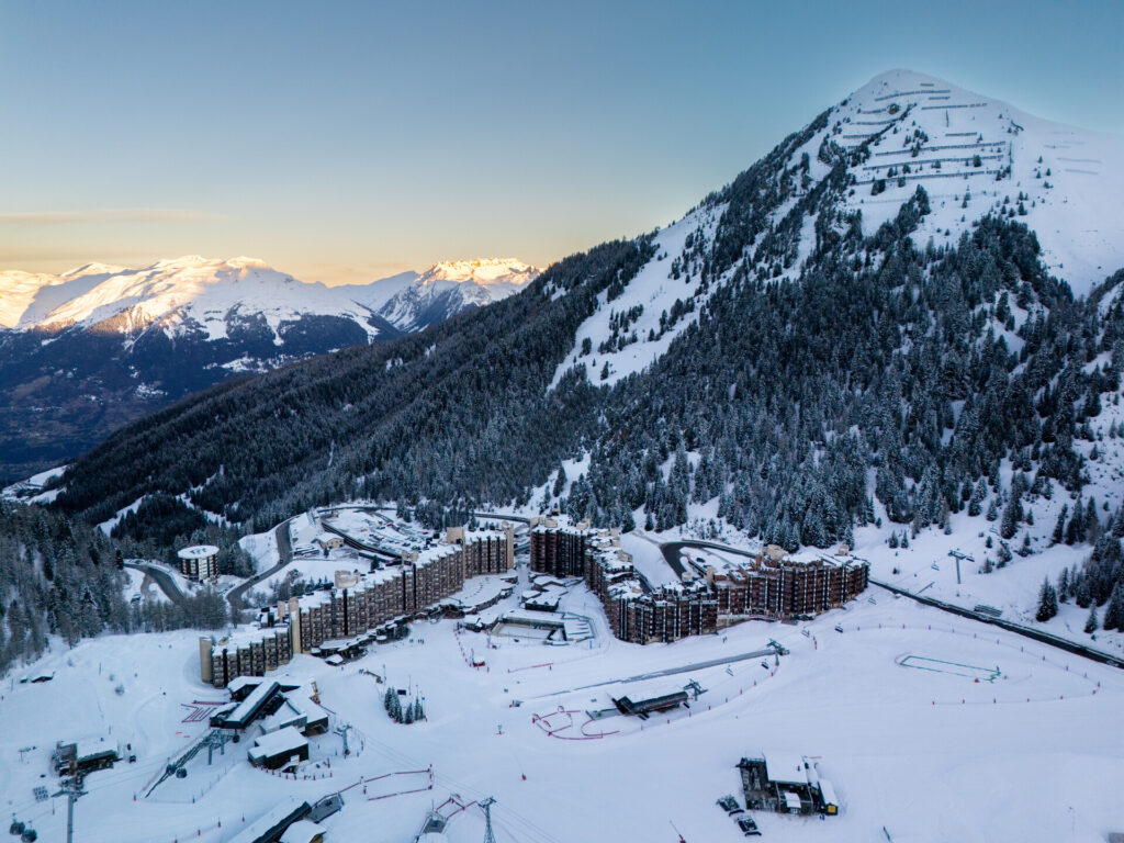Winter view across Plagne Bellecôte and the surrounding mountains – © Brendan Le Peru / La Plagne