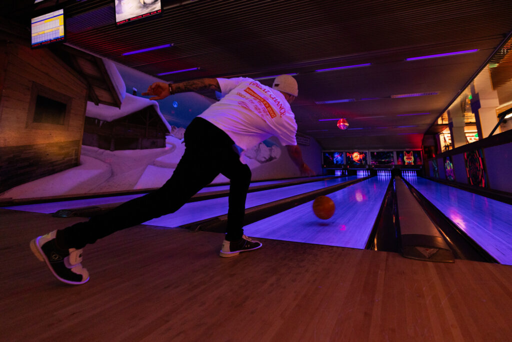 Bowling in La Plagne as an evening activity away from the ski slopes – © Charlotte Bertonneau / La Plagne