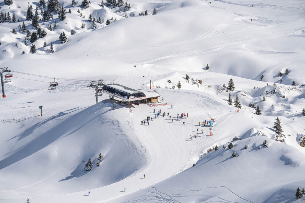 Colosses chairlift and snowy ski slopes in La Plagne – © La Plagne / Brendan