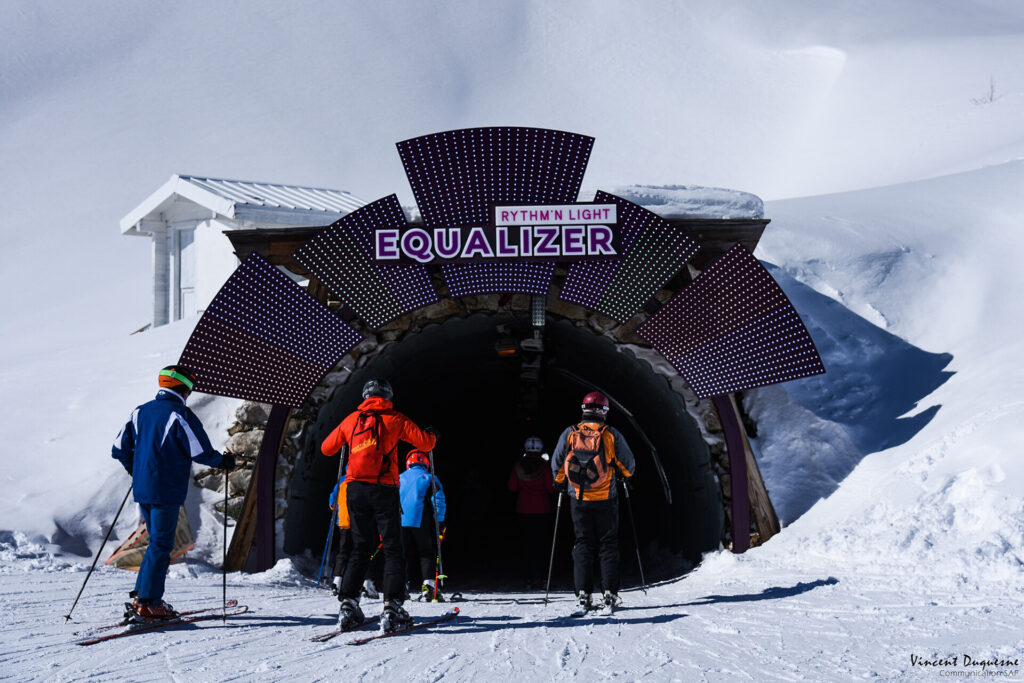 Skiers entering the Equalizer attraction in La Plagne – © La Plagne / JYM
