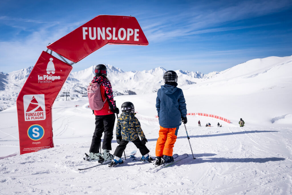 Family preparing to ski the Funslope in La Plagne – © JNJ Photo / La Plagne