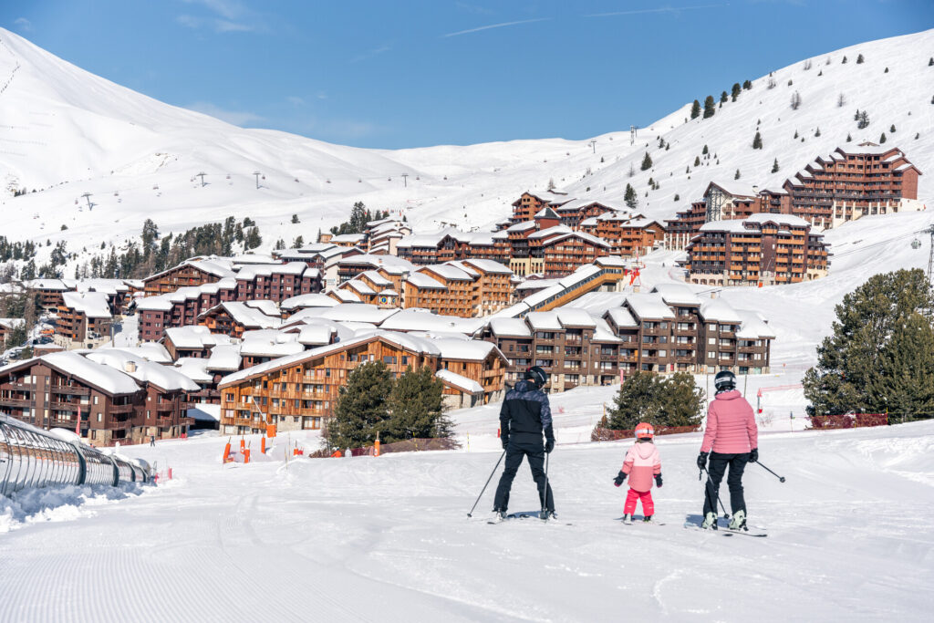 Family skiing together above Belle Plagne – © Brendan Le Peru / La Plagne