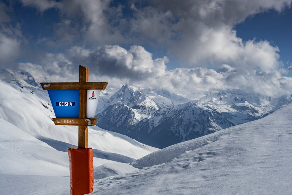 Geisha piste sign overlooking dramatic mountain scenery in La Plagne – © Olivier Allamand / La Plagne