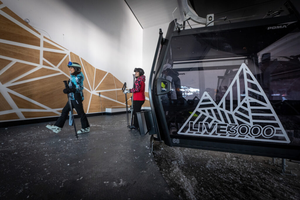 Skiers boarding the Glaciers gondola for Live 3000 in La Plagne – © JNJ Photo / La Plagne