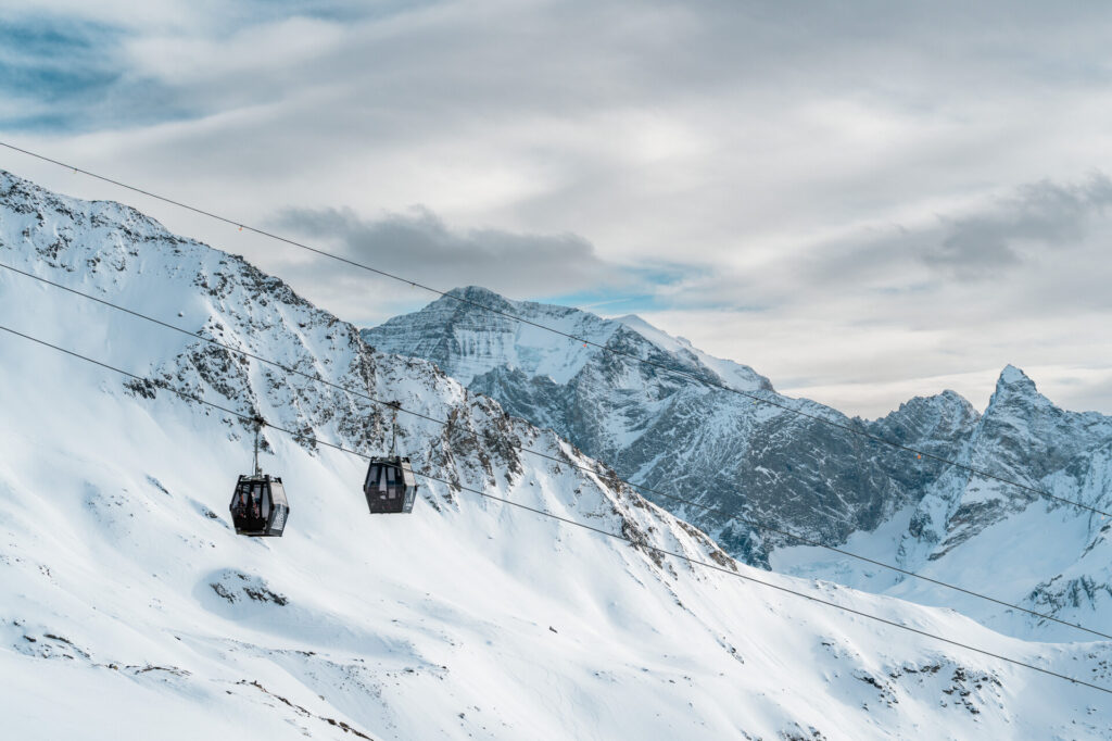 Gondola cabins travelling across the snowy La Plagne ski area – © Yann Allegre / SAP / La Plagne