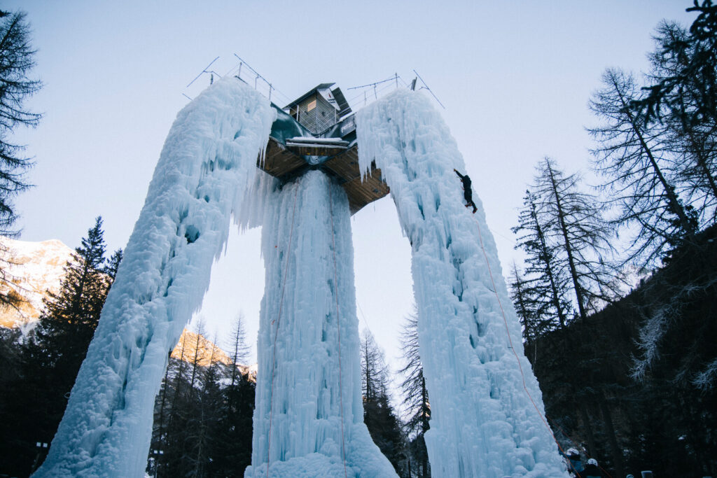 Ice climber ascending a frozen waterfall in La Plagne – © Clara Fotomania / La Plagne