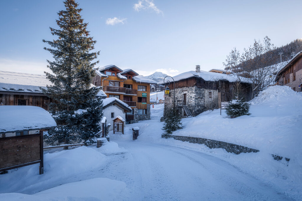 Snow-covered chalets and village street in Montalbert, La Plagne – © Olivier Allamand / La Plagne