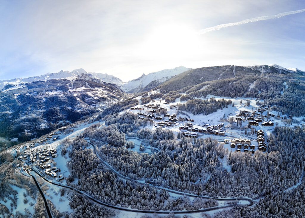 Panoramic winter view across Montchavin-Les Coches in La Plagne – © Brendan Le Peru / La Plagne