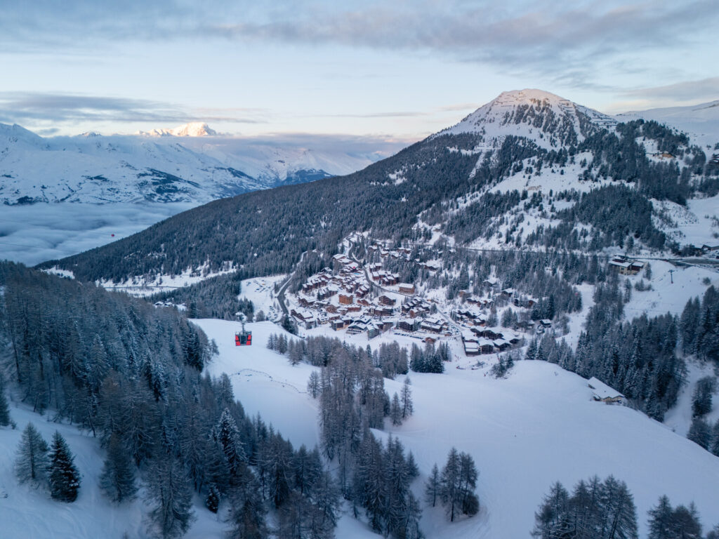 Panoramic winter view across Plagne 1800 and its surrounding mountains – © Brendan Le Peru / La Plagne