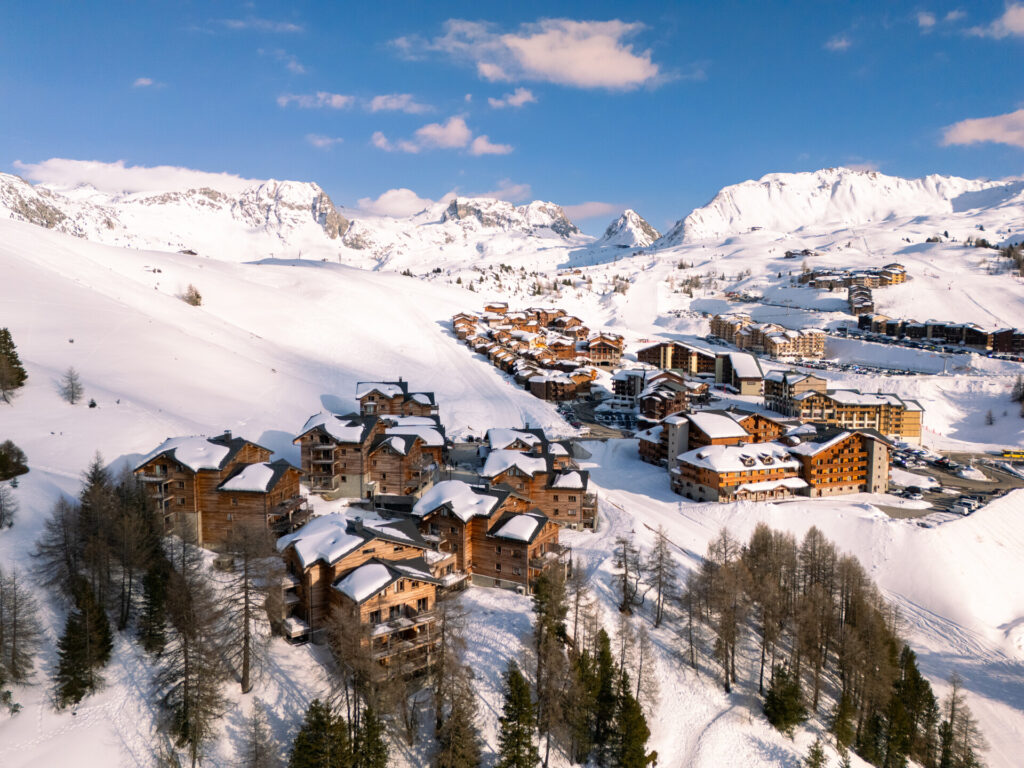 Snow-covered Plagne Soleil surrounded by the La Plagne ski area – © Brendan Le Peru / La Plagne