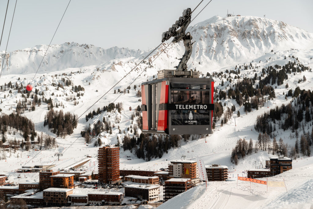 Télémétro cable car travelling above Plagne Centre in winter – © Yann Allegre / SAP / La Plagne