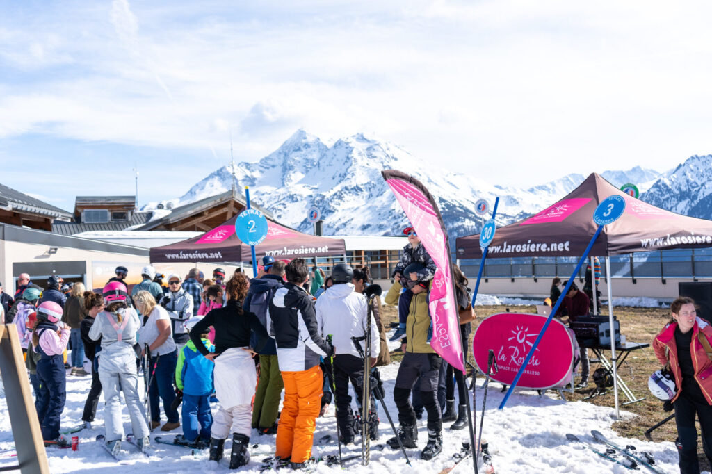 Skiers gathered on the slopes during La Dernière Trace in La Rosière