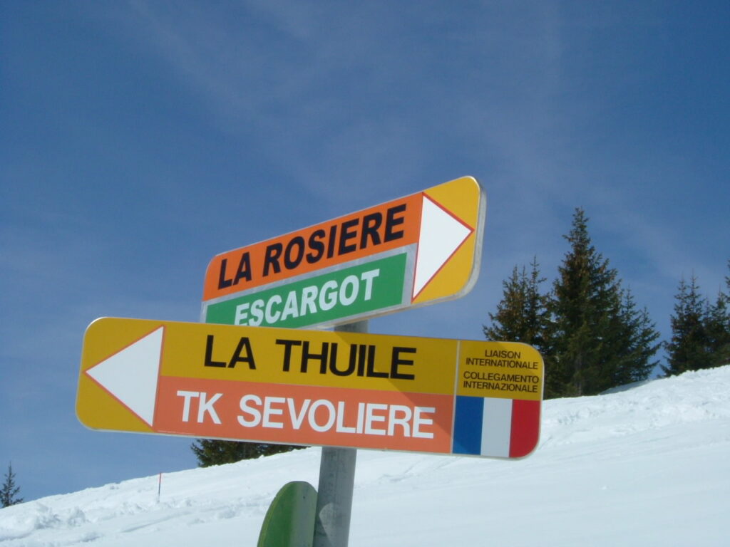 Ski signpost pointing towards La Rosière and La Thuile in the Espace San Bernardo ski area