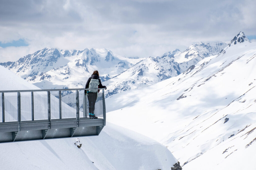 Panoramic Experience viewpoint overlooking the snowy mountains of La Rosière