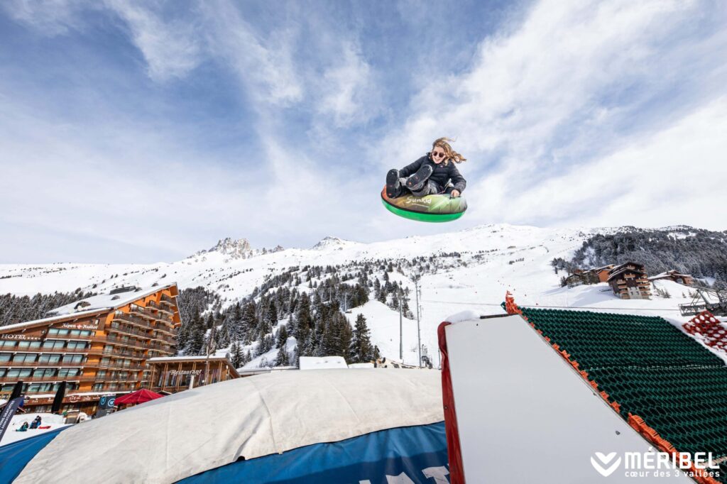 Snowboarder performing a jump in the Méribel snowpark