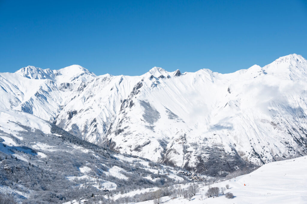 Panoramic snowy mountain scenery above St Martin de Belleville