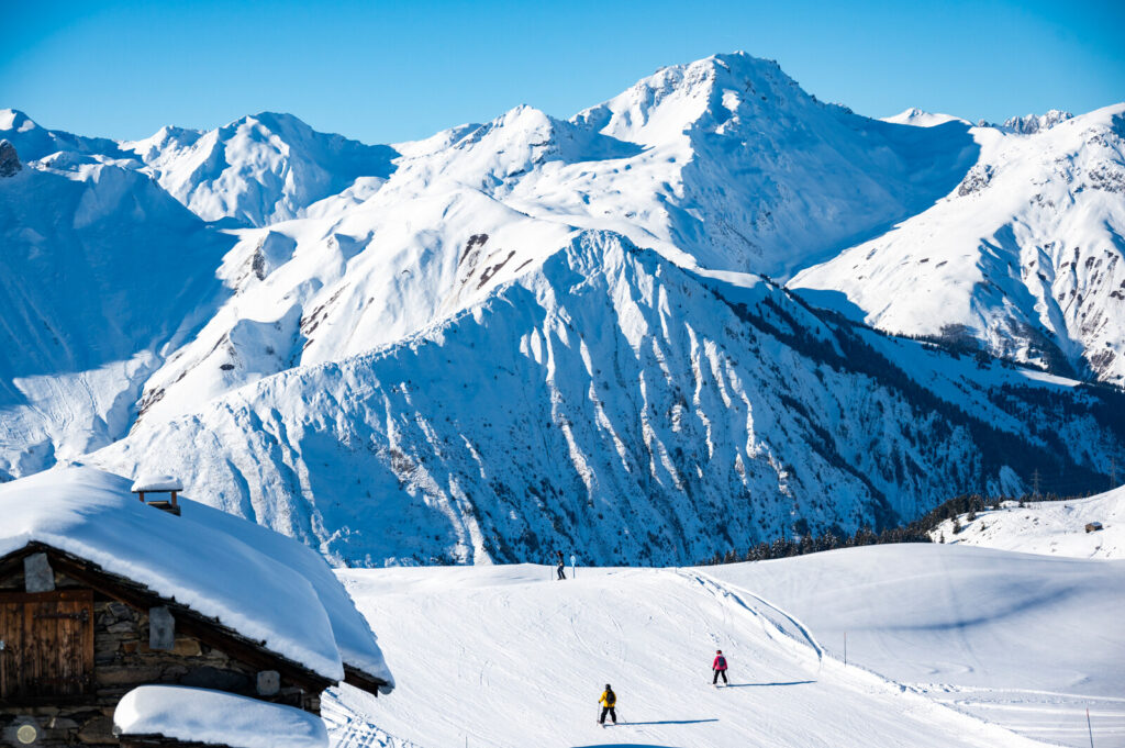 Skiers enjoying dramatic mountain scenery above St Martin de Belleville