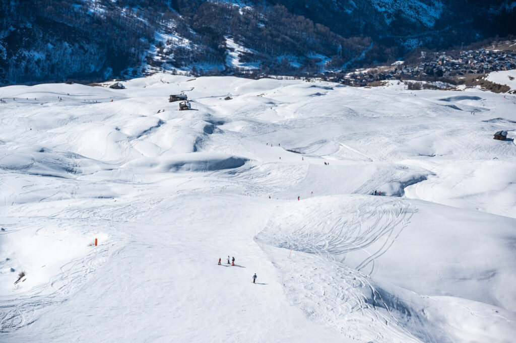 Fresh powder snow on the mountain slopes above St Martin de Belleville