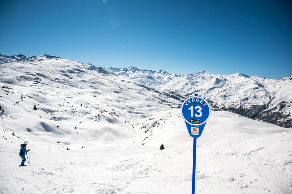 Piste 13 surrounded by panoramic mountain scenery above St Martin de Belleville