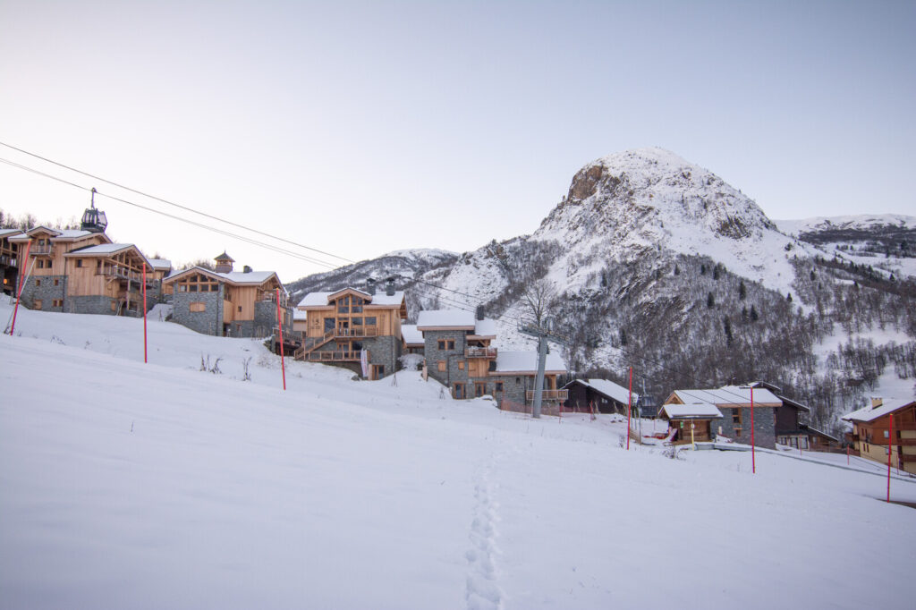 Skiers descending towards St Martin de Belleville and the surrounding mountains