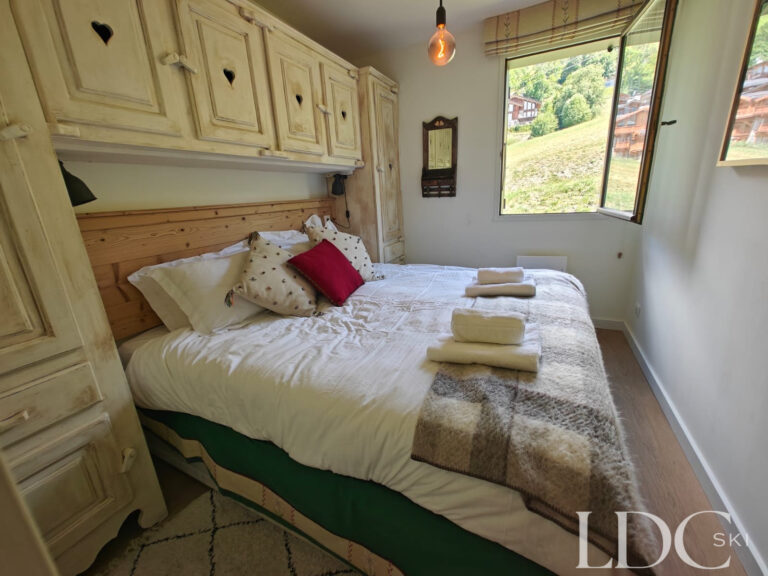 Biollay 43 double bedroom with window overlooking the hillside in St Martin de Belleville