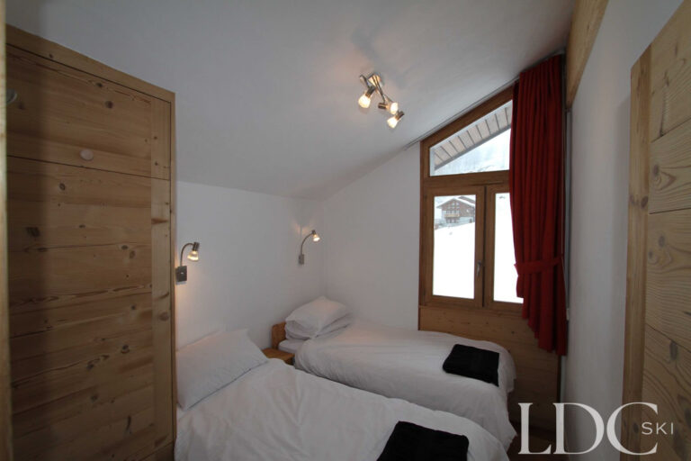 Biollay 53 twin bedroom with window overlooking St Martin de Belleville