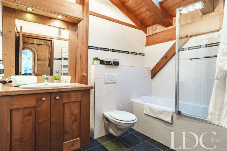 En-suite bathroom with shower and timber detailing at Cairn Lodge