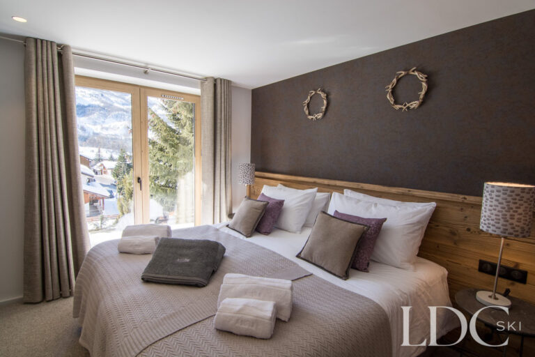 Twin or double bedroom with mountain views and floor-to-ceiling window at Chalet Astilla in St Martin de Belleville