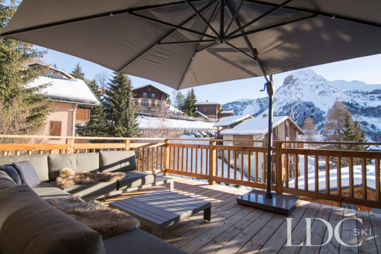 Outdoor terrace at Chalet Astilla with comfortable seating overlooking the snowy mountains