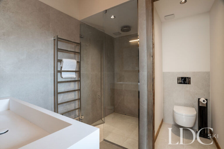 Chalet Aurea bathroom with bath and separate walk-in shower
