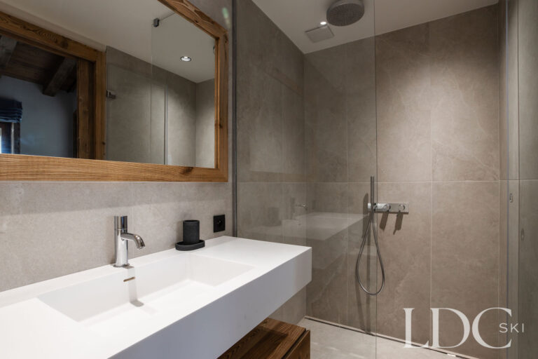 Chalet Aurea shower room with double vanity and walk-in shower
