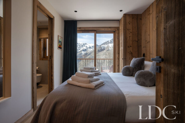 Chalet Aurea double bedroom with balcony and mountain views