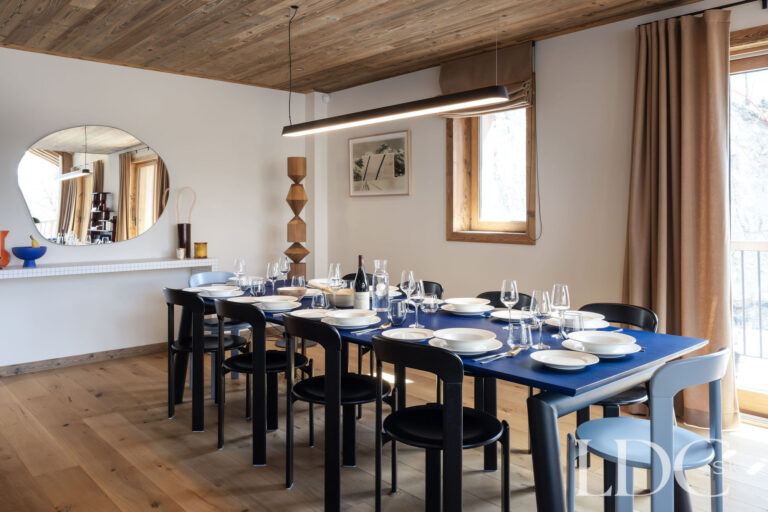 Chalet Aurea dining area with large table and contemporary alpine interior