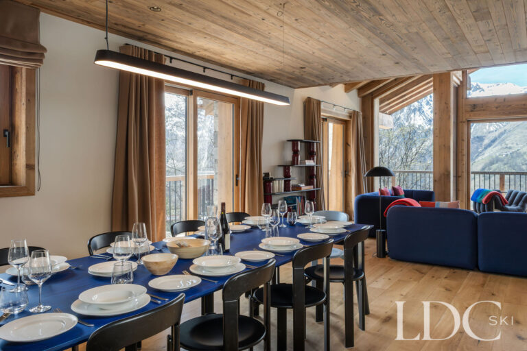Chalet Aurea open-plan dining area beside the lounge