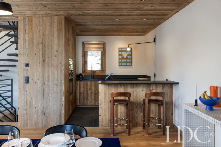 Chalet Aurea dining area with timber bar