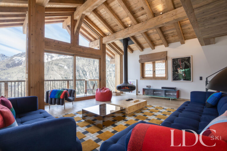Chalet Aurea open-plan lounge with vaulted ceiling, colourful furnishings and mountain views