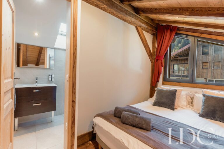Bedroom with adjoining en-suite bathroom at Chalet Aux Joux