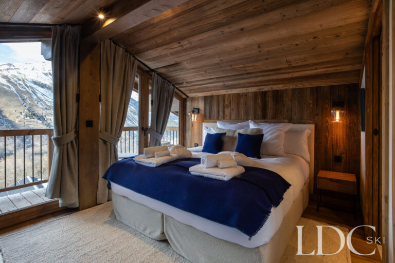 Double bedroom with balcony and mountain views at Chalet de Beauvoir in St Martin de Belleville