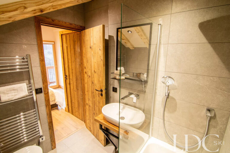 Ensuite bathroom at chalet Camarine St Martin de Belleville