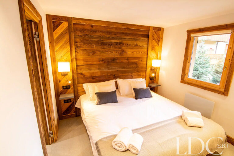 Double bedroom with ensuite bathroom at Chalet Camarine